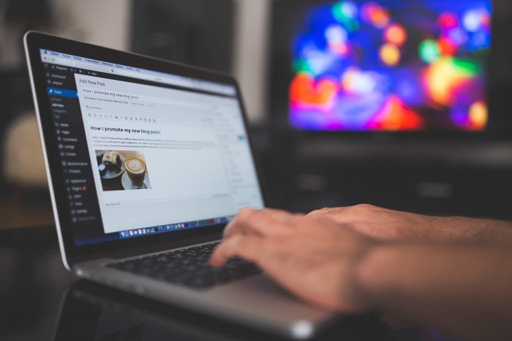 Iemand schrijft een bericht in het beheerscherm van WordPress