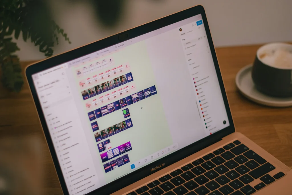 Ontwerp van een website in Figma op een laptopscherm