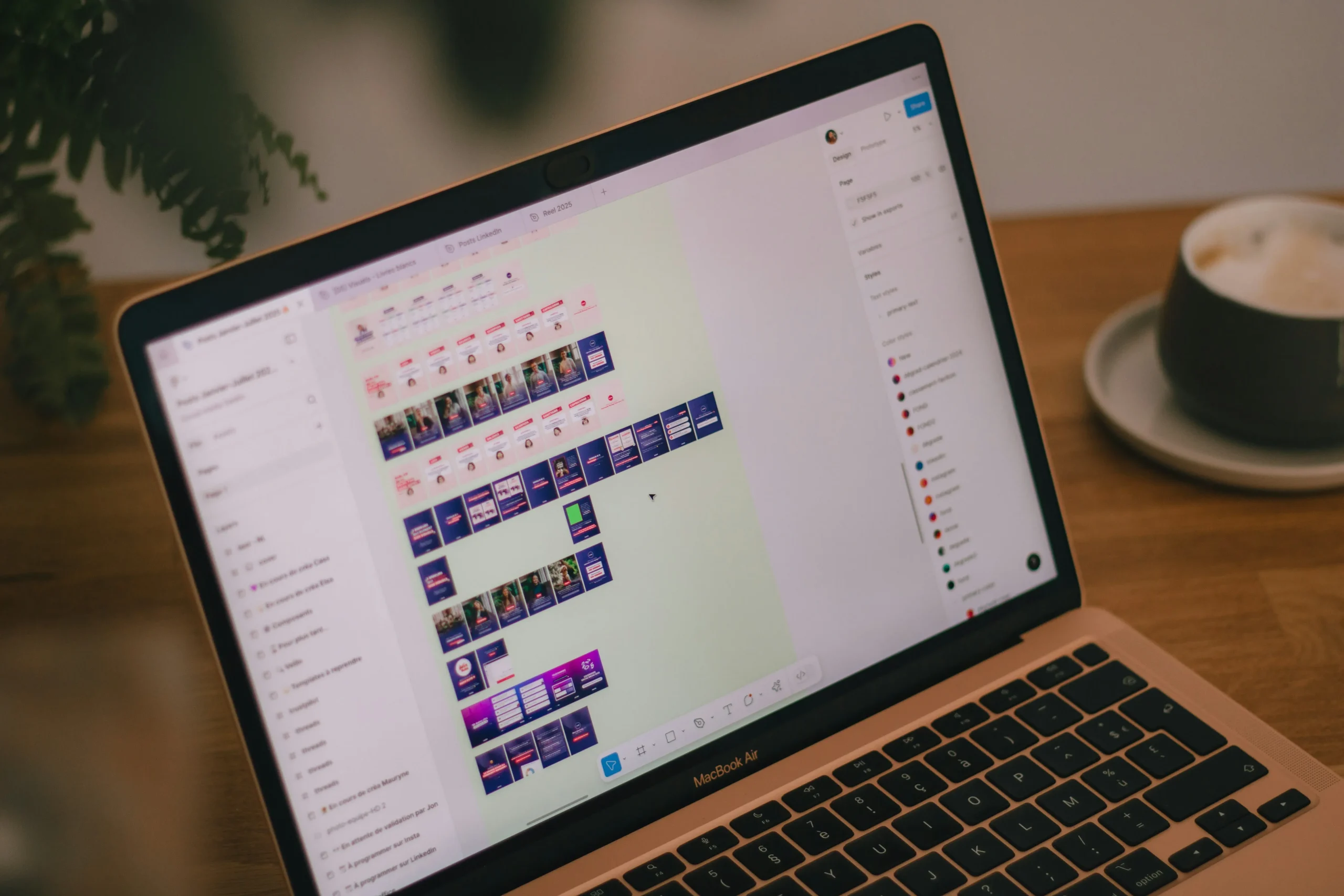 Ontwerp van een website in Figma op een laptopscherm